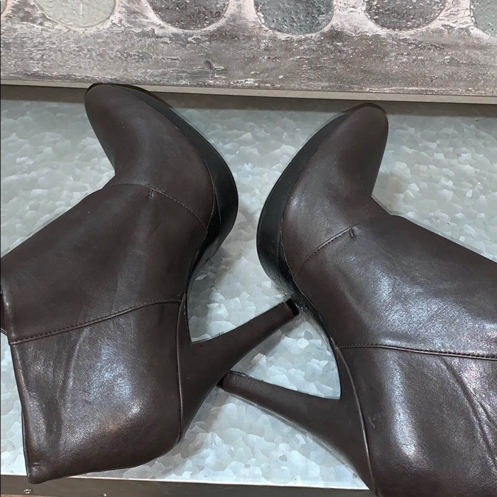 Shoes - Picture 6 of 8
